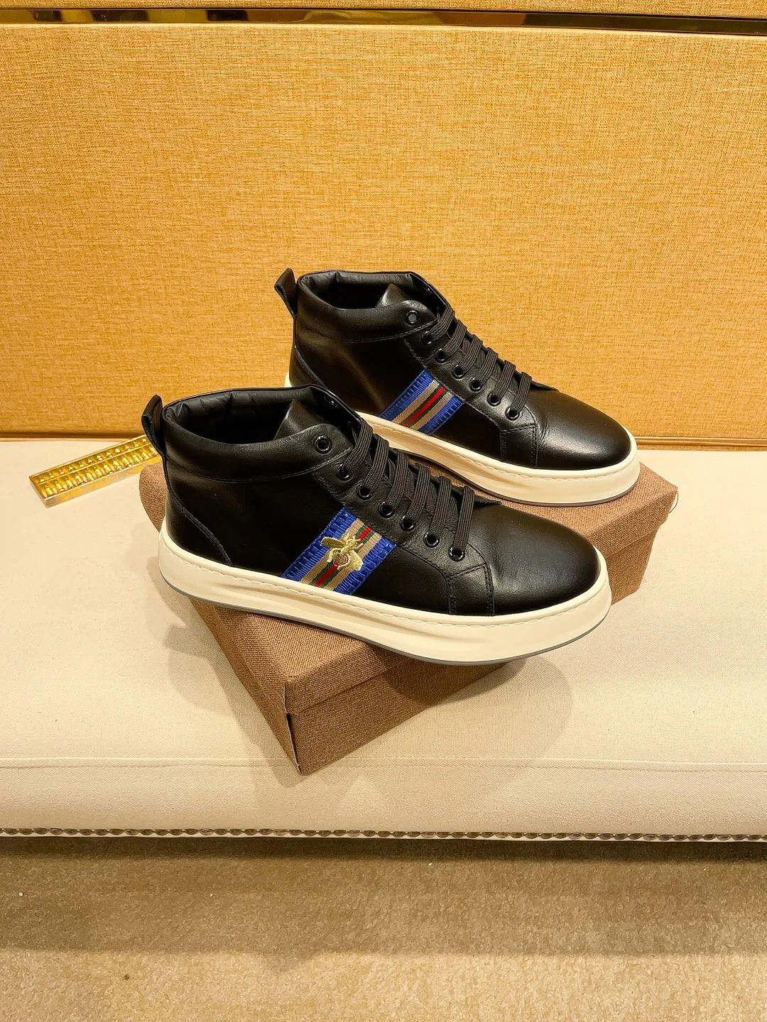 Factory price 440 [Gucci] Gucci's latest high-top casual Korean-style men's shoes, brand new autumn and winter design, perfect workmanship, cabinet quality, upper: cowhide material, leather lining; soft and comfortable, rubber outsole ultra-light, wear-resistant, simple, versatile fashion men's shoes, color optional, size 38--44